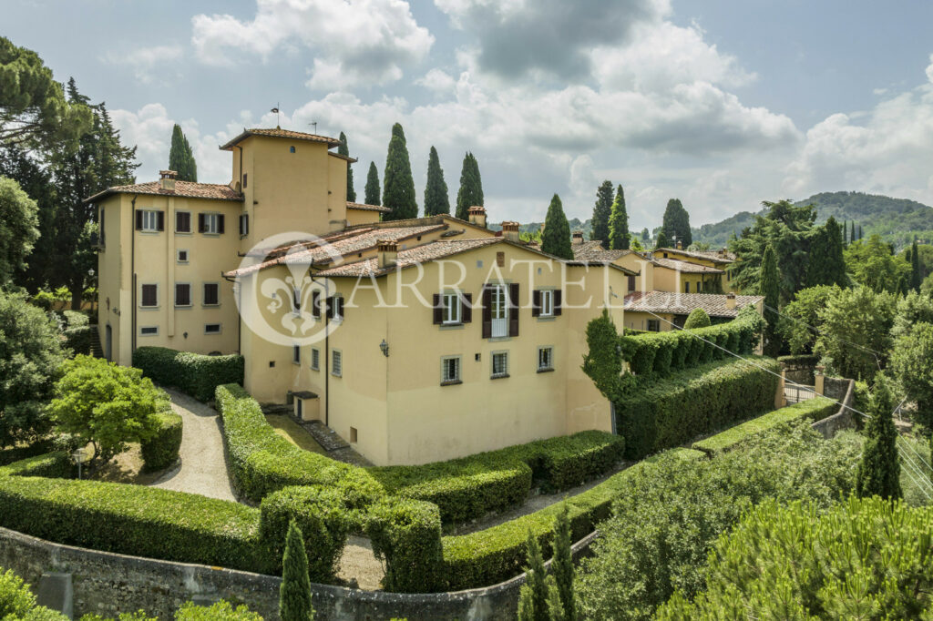 Superba villa storica sulle colline con oliveta