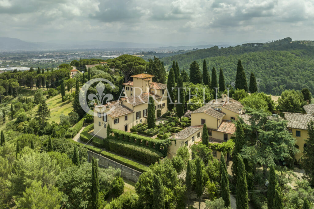 Superba villa storica sulle colline con oliveta