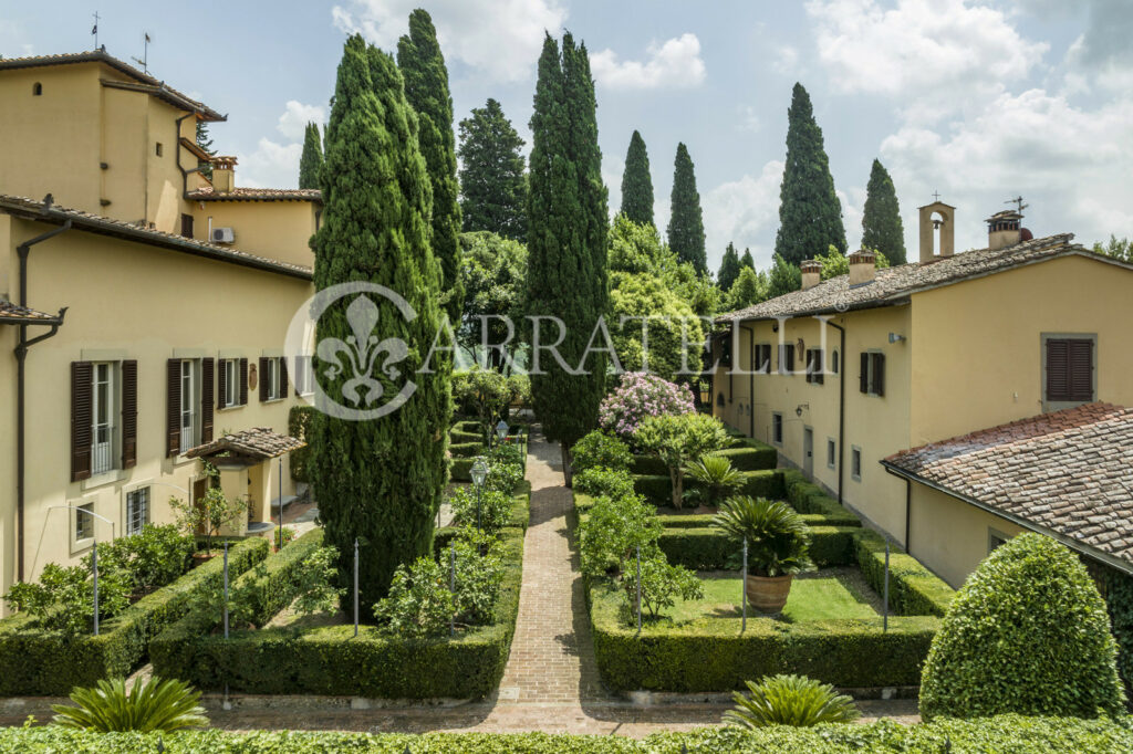 Superba villa storica sulle colline con oliveta