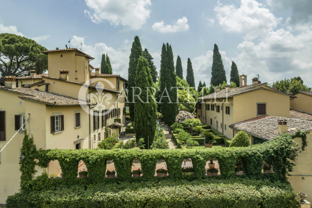 Superba villa storica sulle colline con oliveta