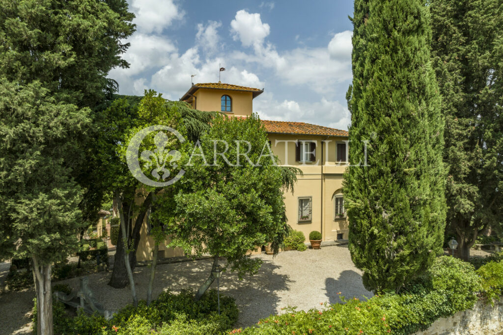 Superba villa storica sulle colline con oliveta