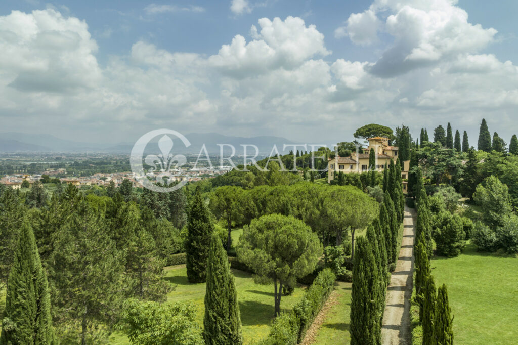 Superba villa storica sulle colline con oliveta