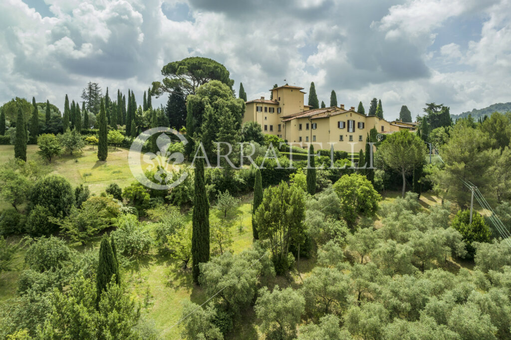 Superba villa storica sulle colline con oliveta