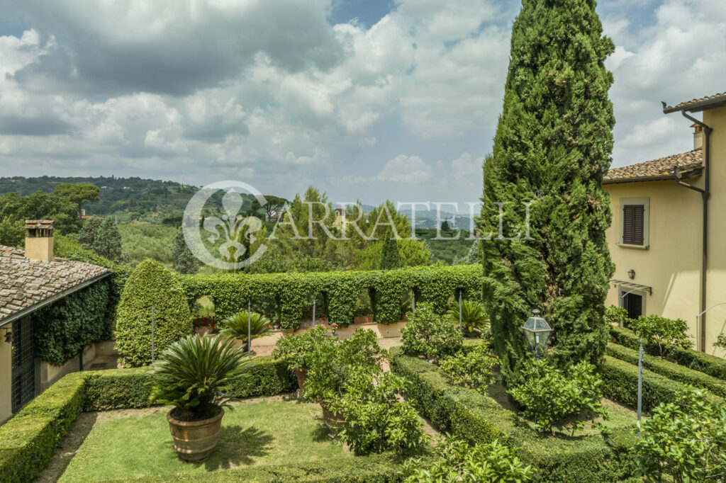 Superba villa storica sulle colline con oliveta