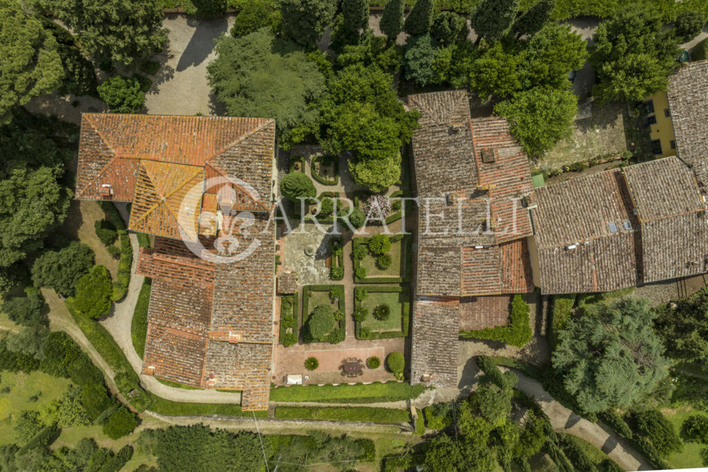 Superba villa storica sulle colline con oliveta