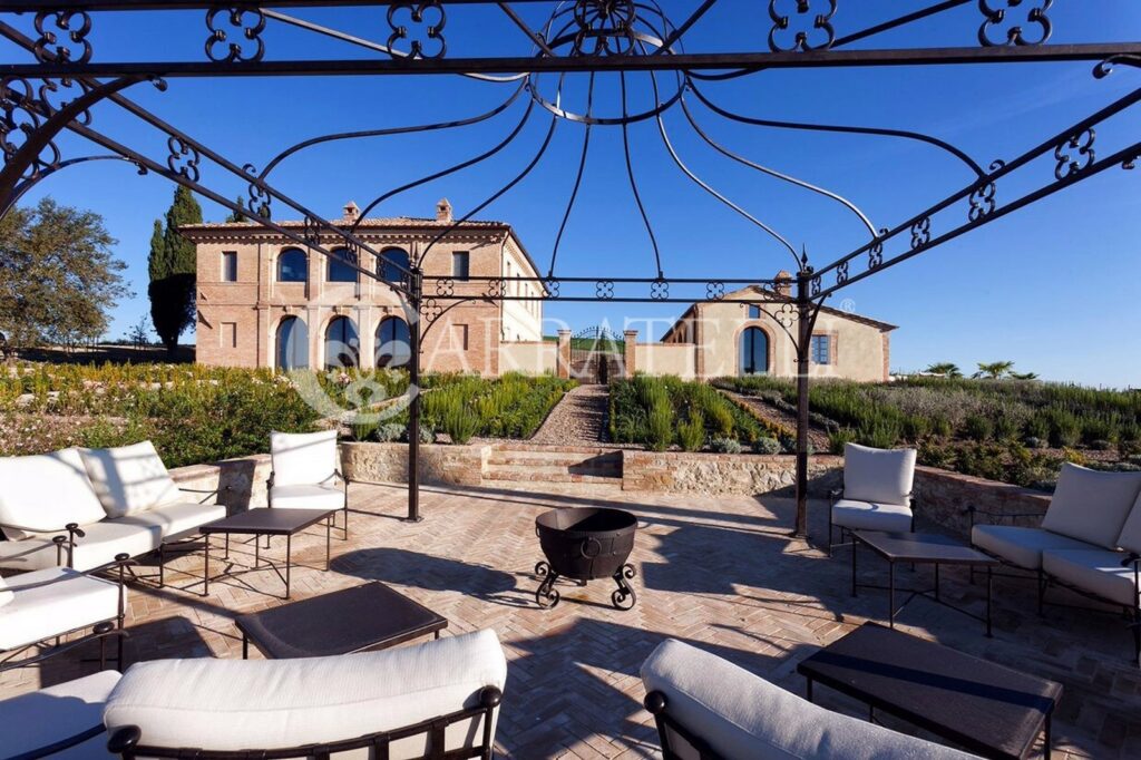 Villa con terreno e piscina a Buonconvento, Siena