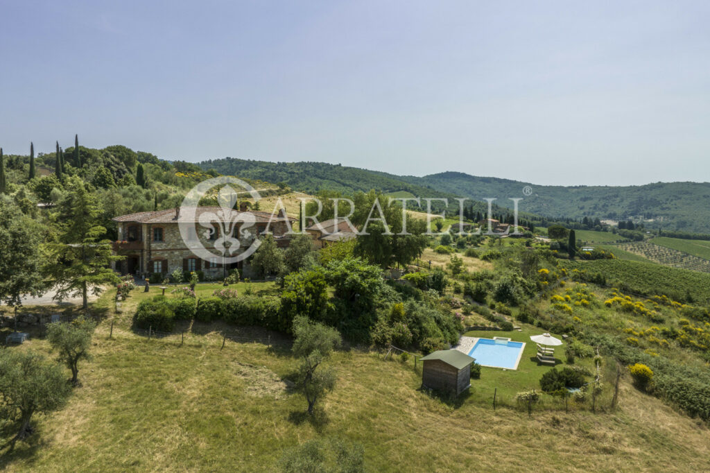 Casale in pietra con giardino, piscina e terreno nel Chianti