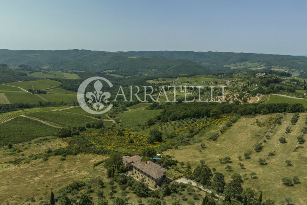 Casale in pietra con giardino, piscina e terreno nel Chianti