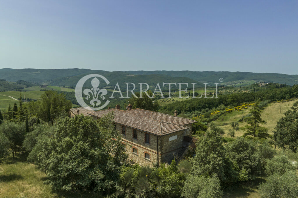 Casale in pietra con giardino, piscina e terreno nel Chianti