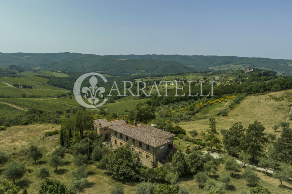 Casale in pietra con giardino, piscina e terreno nel Chianti