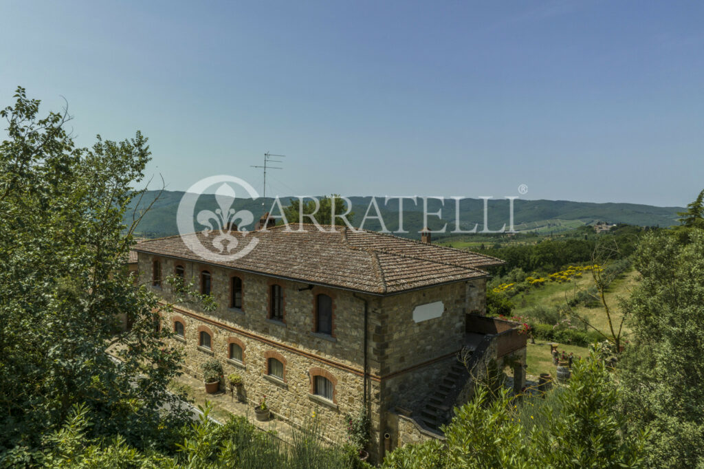 Casale in pietra con giardino, piscina e terreno nel Chianti