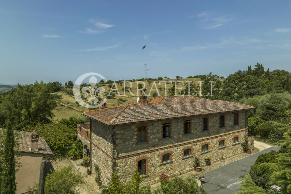 Casale in pietra con giardino, piscina e terreno nel Chianti