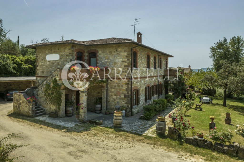 Casale in pietra con giardino, piscina e terreno nel Chianti