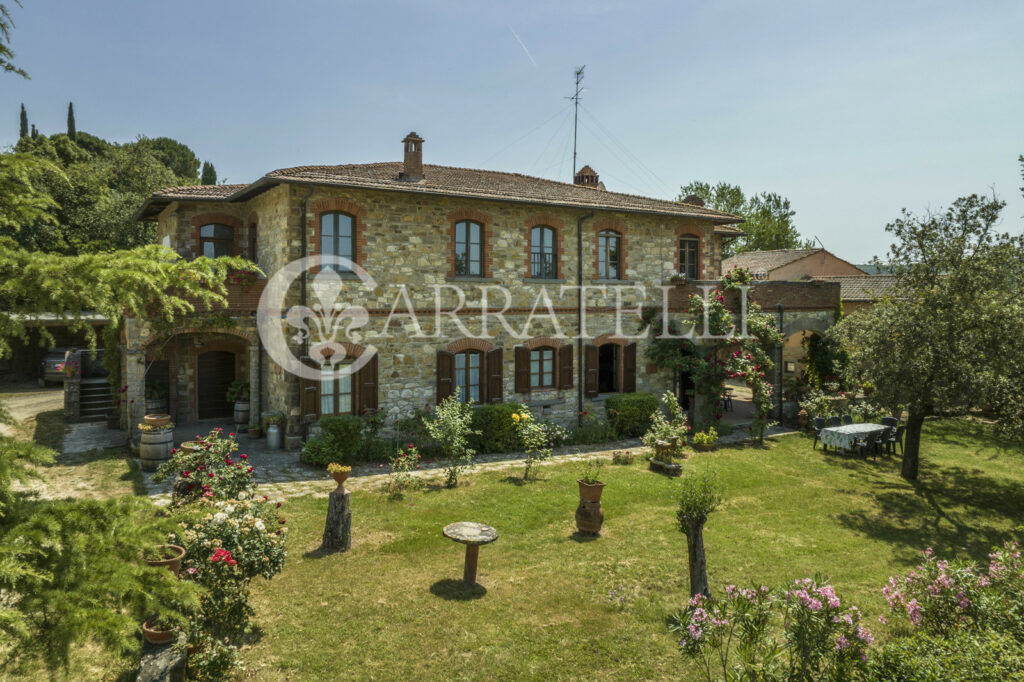 Casale in pietra con giardino, piscina e terreno nel Chianti