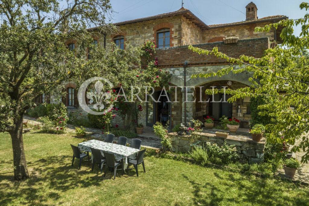 Casale in pietra con giardino, piscina e terreno nel Chianti