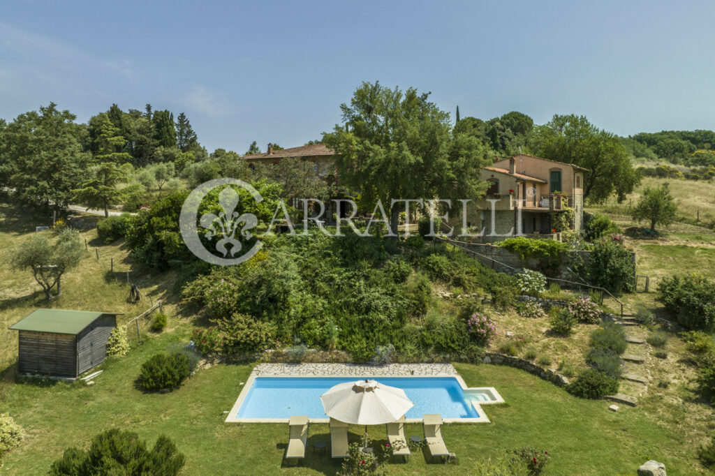 Casale in pietra con giardino, piscina e terreno nel Chianti