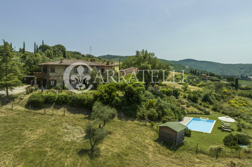 Casale in pietra con giardino, piscina e terreno nel Chianti