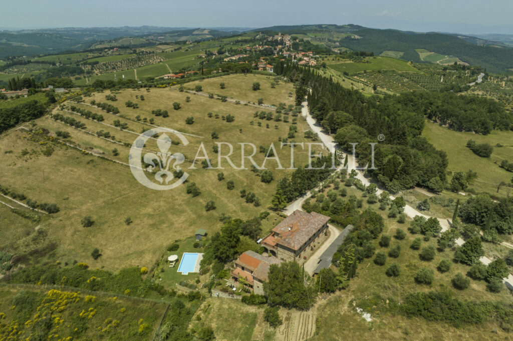 Casale in pietra con giardino, piscina e terreno nel Chianti