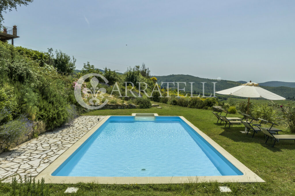 Casale in pietra con giardino, piscina e terreno nel Chianti