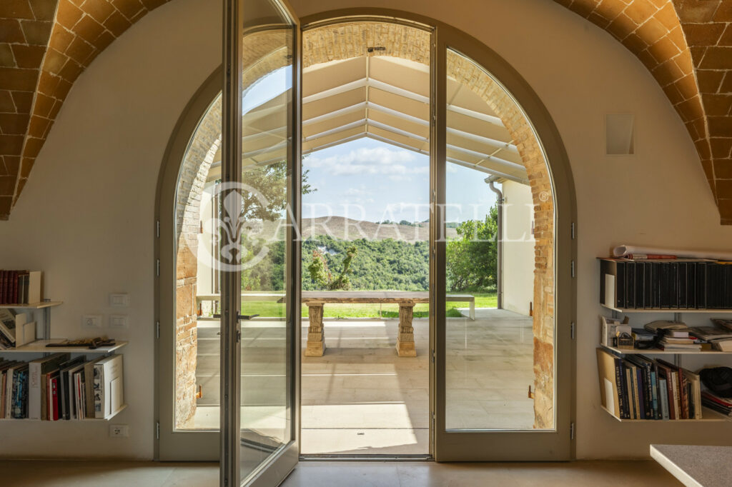 Incantevole casale con terreno e piscina, Volterra