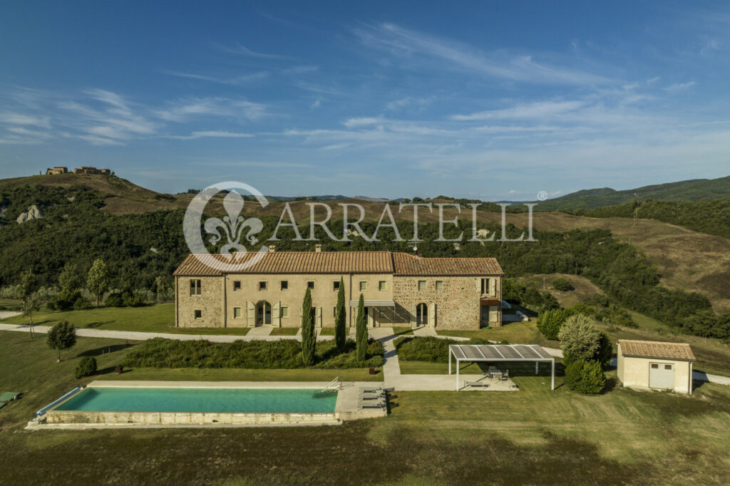 Incantevole casale con terreno e piscina, Volterra