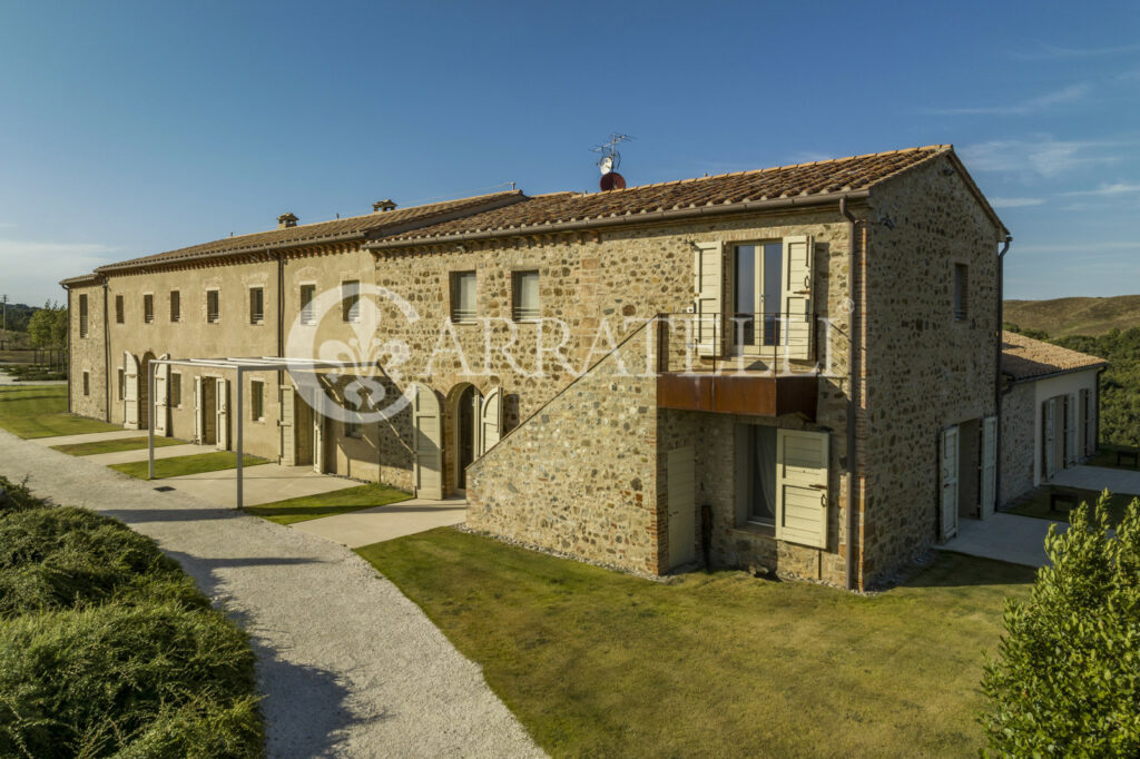 Incantevole casale con terreno e piscina, Volterra