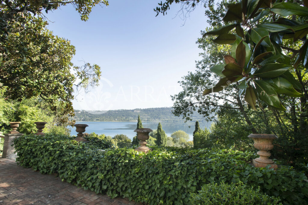 Villa di pregio a Castel Gandolfo sul Lago