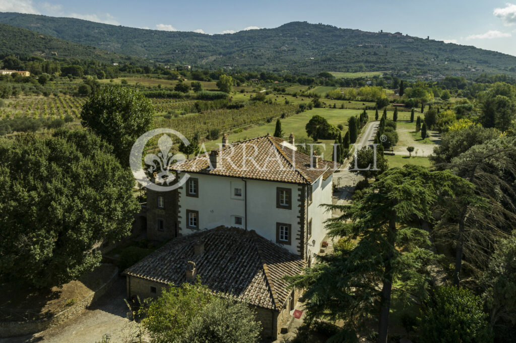 Villa nobiliare con piscina e dépendance a Cortona