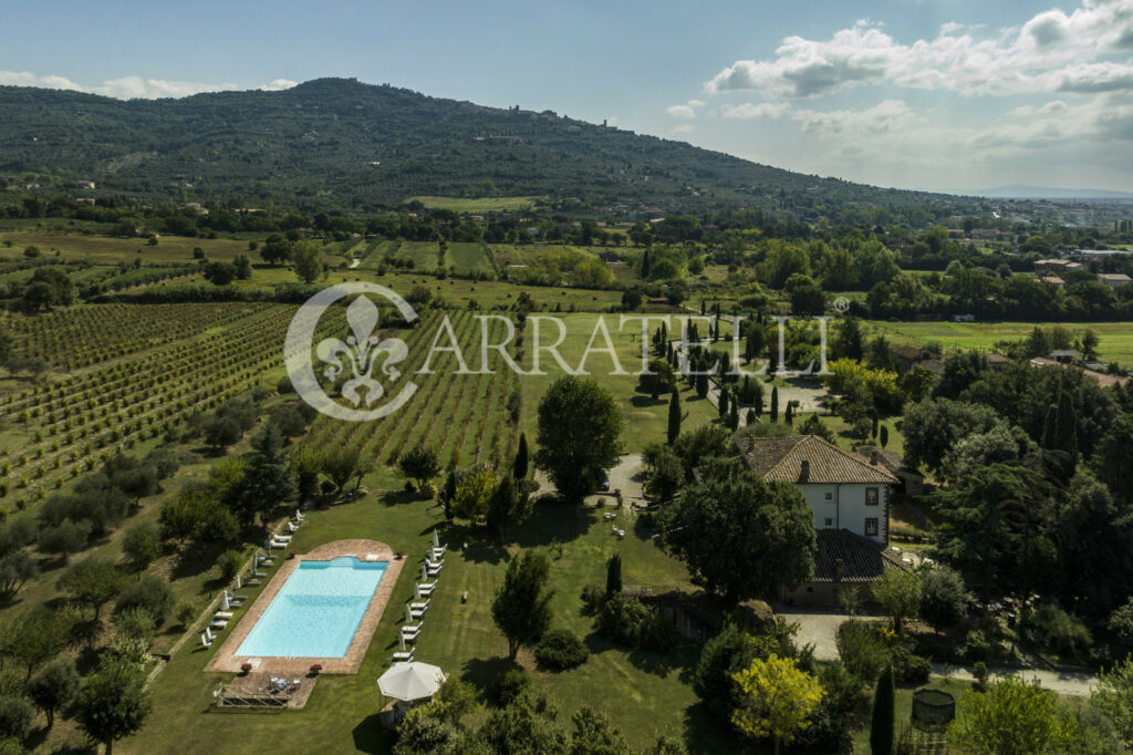 Villa nobiliare con piscina e dépendance a Cortona