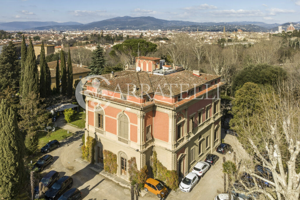 Историческая вилла с парком и пристройкой Porta Romana