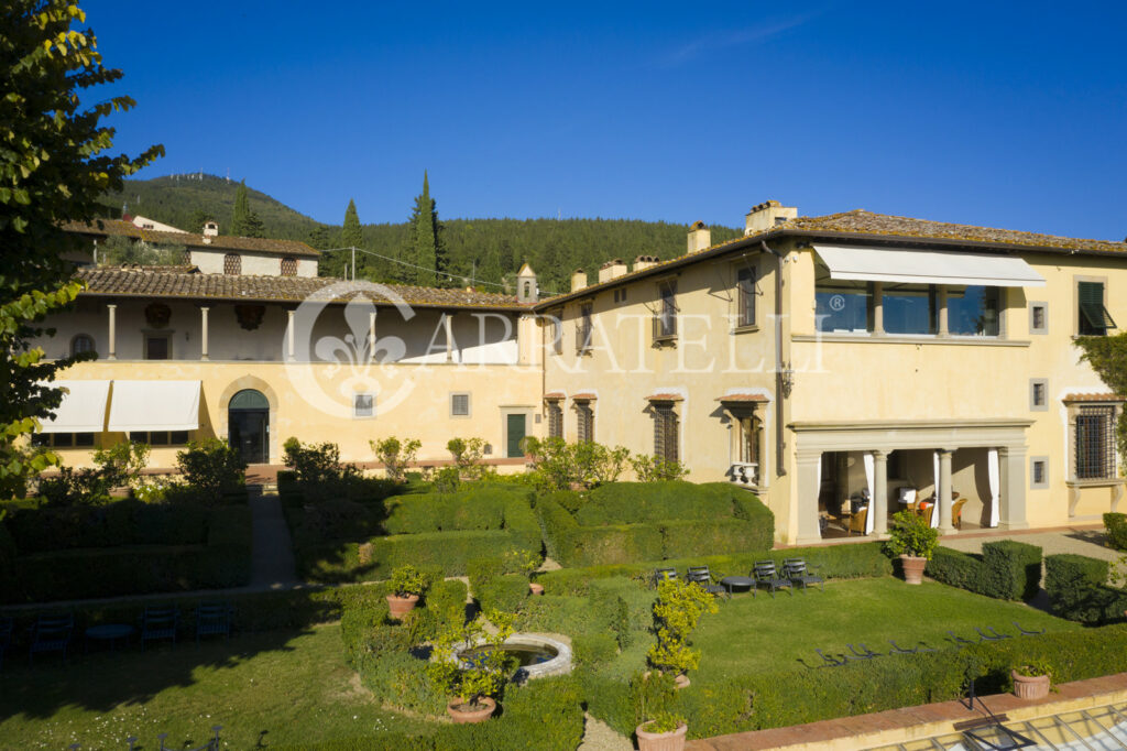 Prestigiosa villa Medicea sulle colline di Firenze