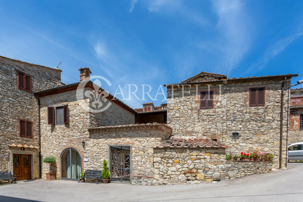 Ville restaurate in borgo toscano con piscine