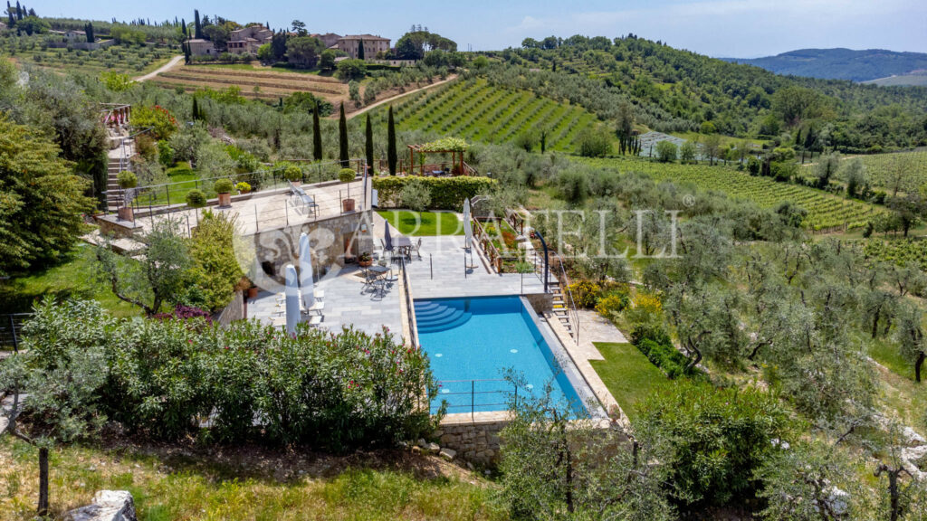 Ville restaurate in borgo toscano con piscine