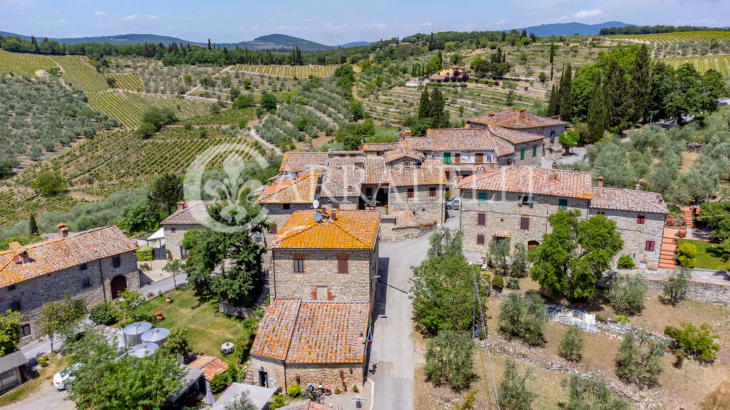 Ville restaurate in borgo toscano con piscine