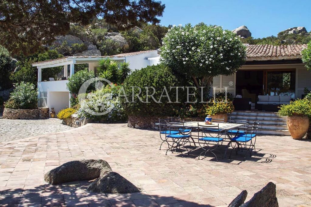 Villa con piscina e vista mare a Porto Rafael