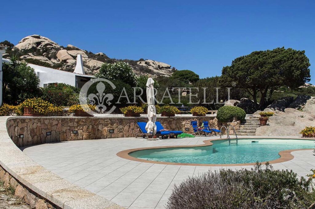 Villa con piscina e vista mare a Porto Rafael