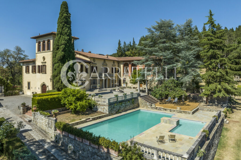 Azienda vitivinicola e olearia con parco e piscina