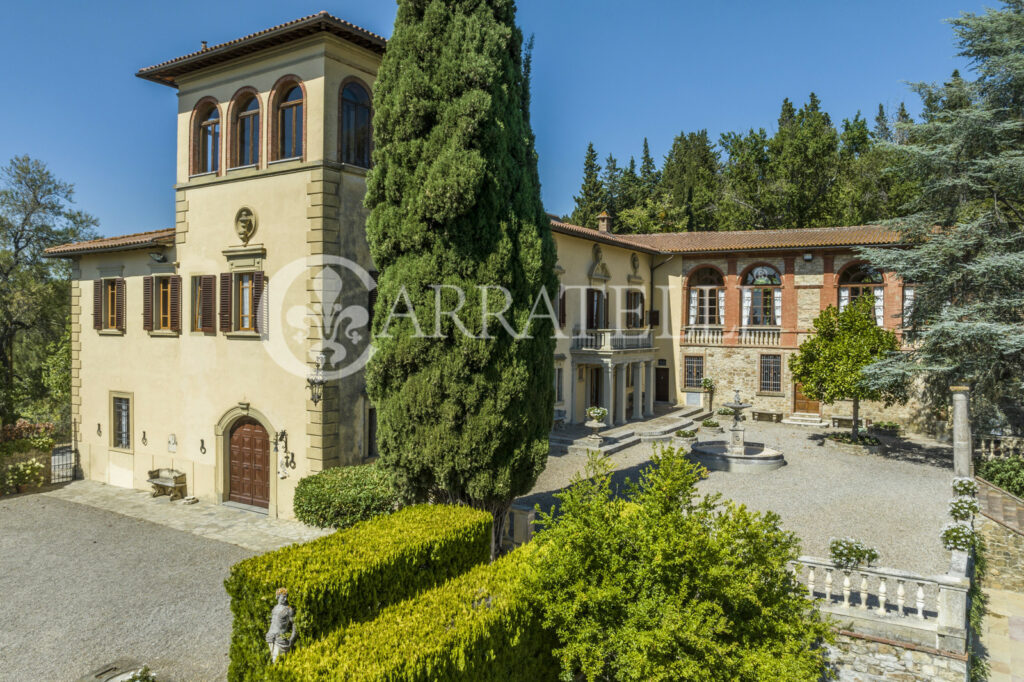 Azienda vitivinicola e olearia con parco e piscina