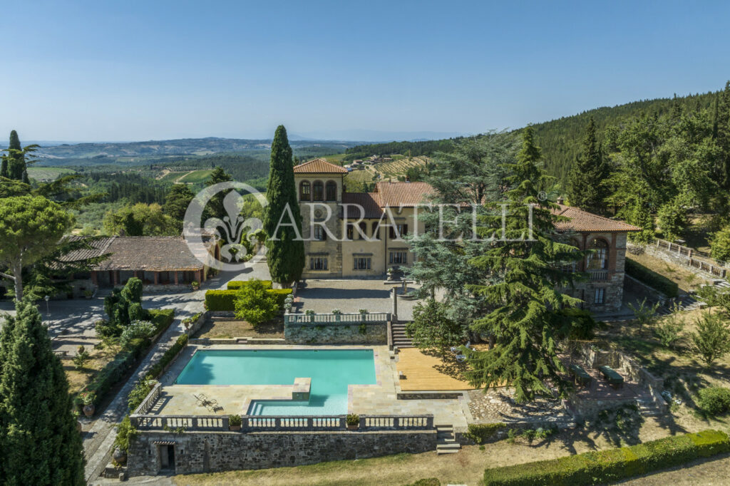 Azienda vitivinicola e olearia con parco e piscina