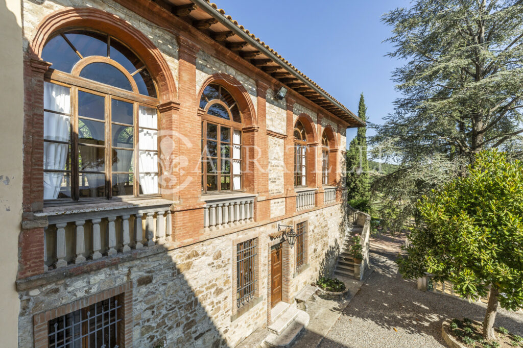 Azienda vitivinicola e olearia con parco e piscina