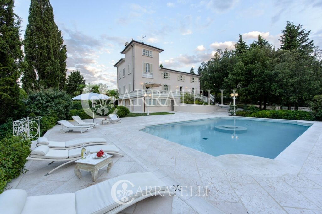 Esclusiva villa panoramica con piscina nel Chianti