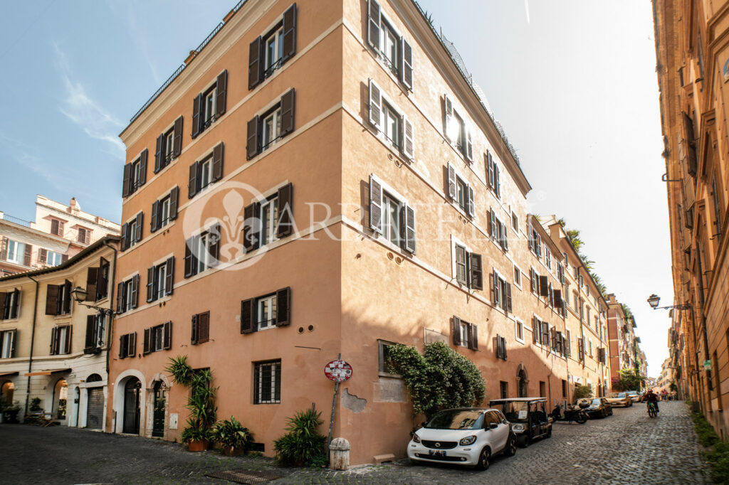 Imponente palazzo con affaccio sui Fori Imperiali