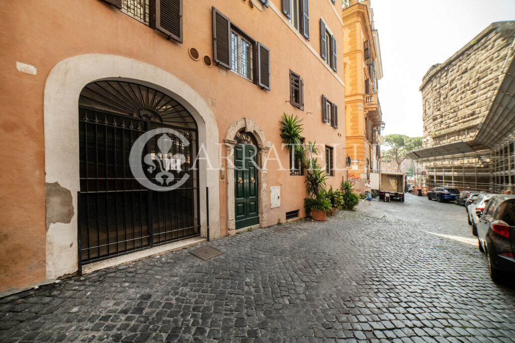 Imponente palazzo con affaccio sui Fori Imperiali