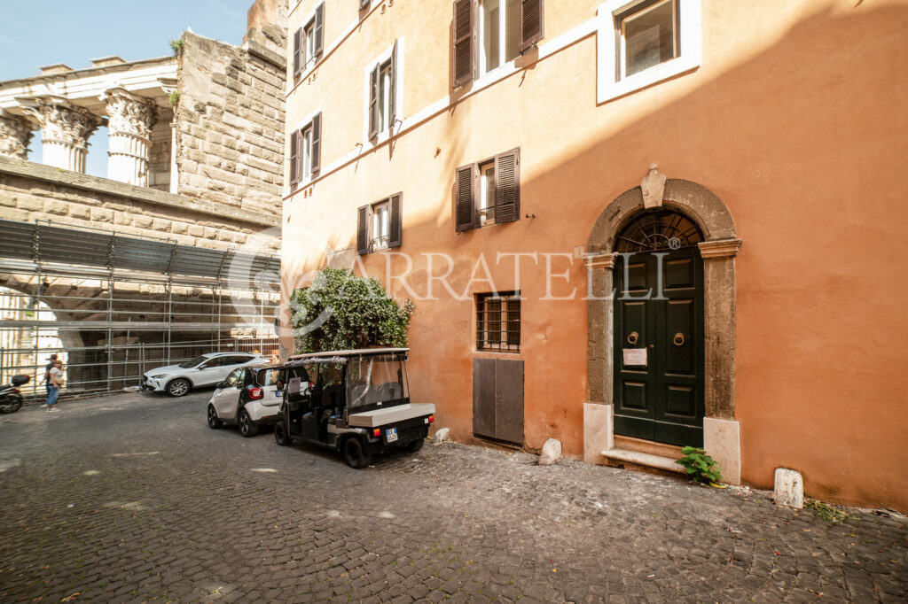 Imponente palazzo con affaccio sui Fori Imperiali