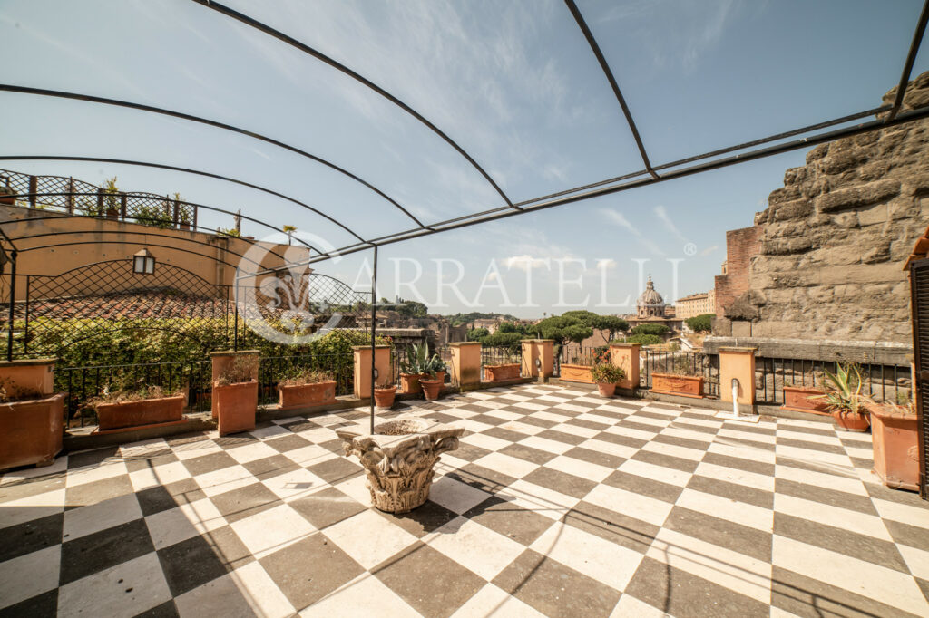 Imponente palazzo con affaccio sui Fori Imperiali