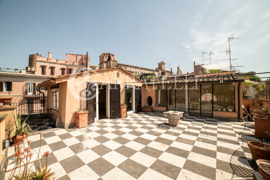 Imponente palazzo con affaccio sui Fori Imperiali