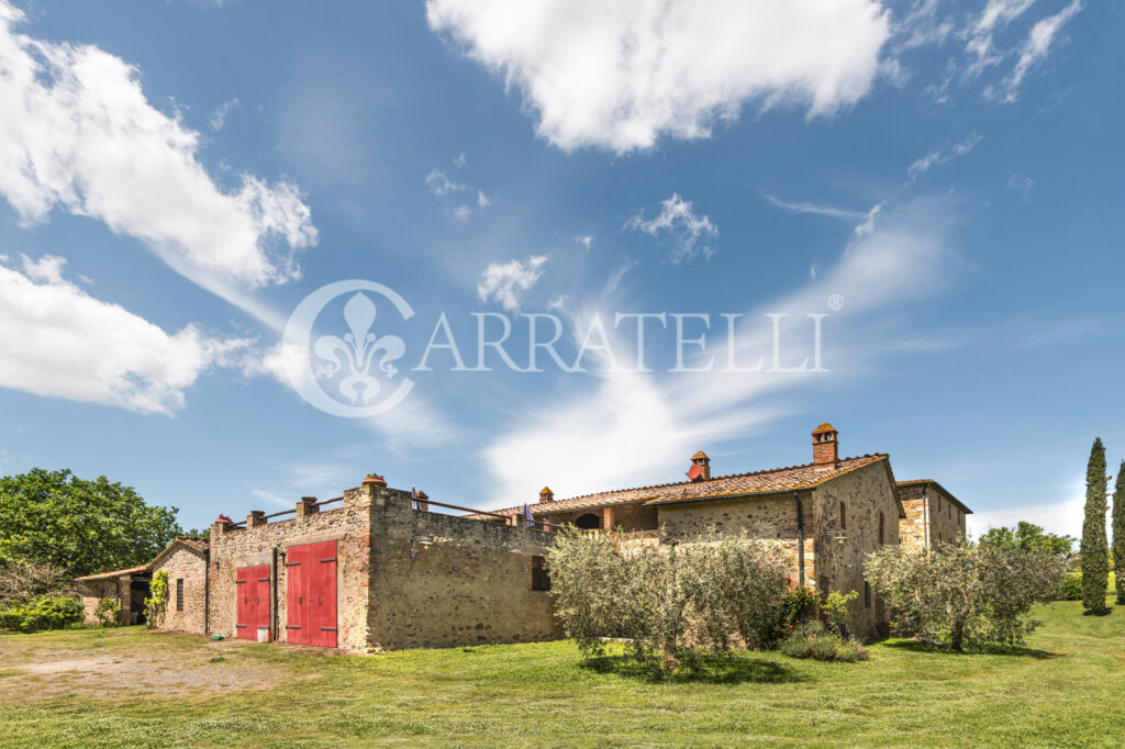 190 hectares in the Tuscan Maremma with stone farmhouses