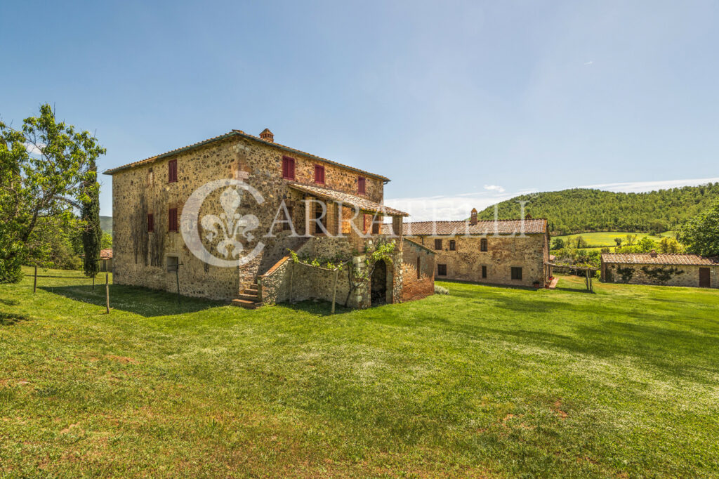 190 hectares in the Tuscan Maremma with stone farmhouses