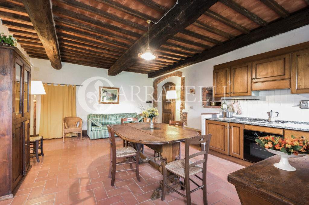 190 hectares in the Tuscan Maremma with stone farmhouses