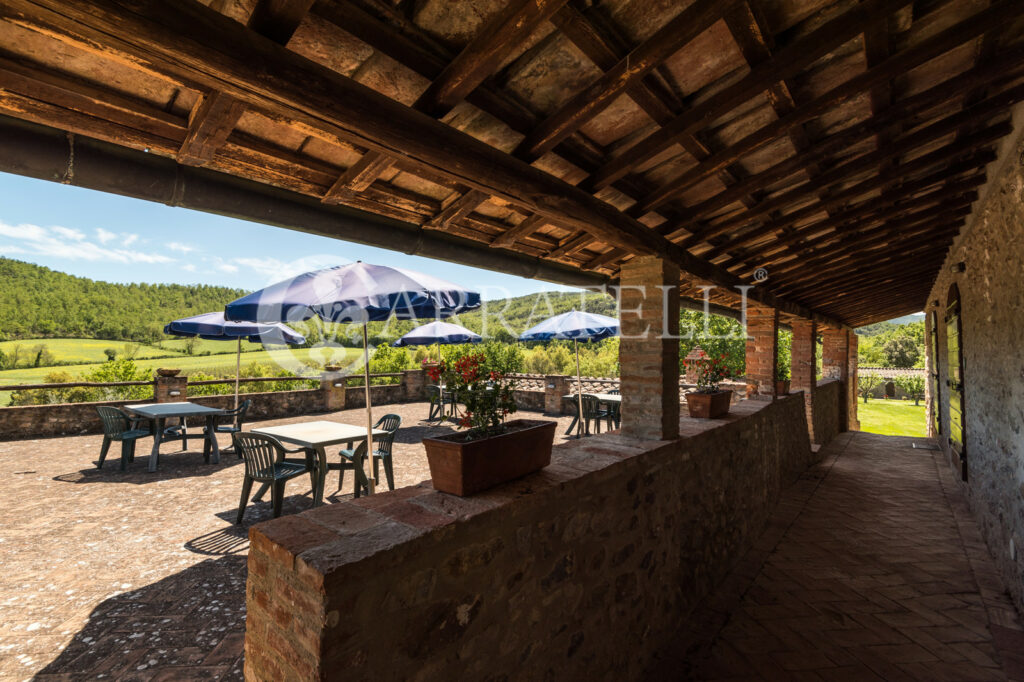 190 hectares in the Tuscan Maremma with stone farmhouses